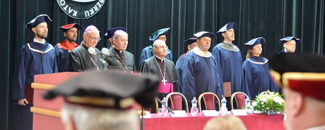 Otvorenie nového akademického roka sprevádzala inaugurácia rektora, téma povolania aj odhalenie pamätnej tabule