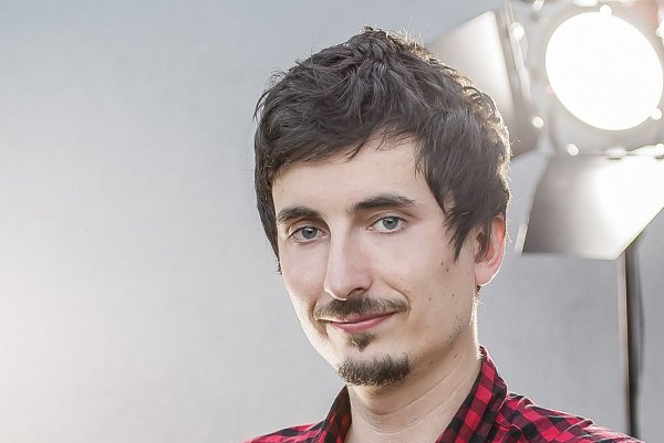 Jakub Krška, absolvent žurnalistiky, televízny novinár, dokumentarista a kreatívec