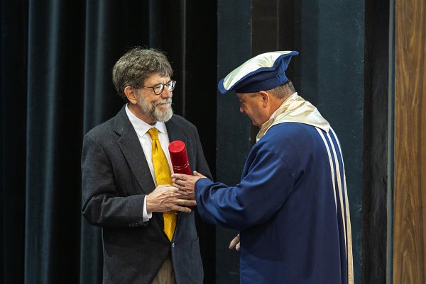 Robert Nanovic has been awarded an honorary doctorate at the proposal of the Faculty of Arts and Letters