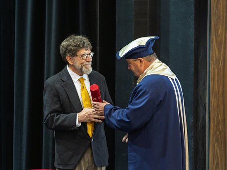 Robert Nanovic has been awarded an honorary doctorate at the proposal of the Faculty of Arts and Letters