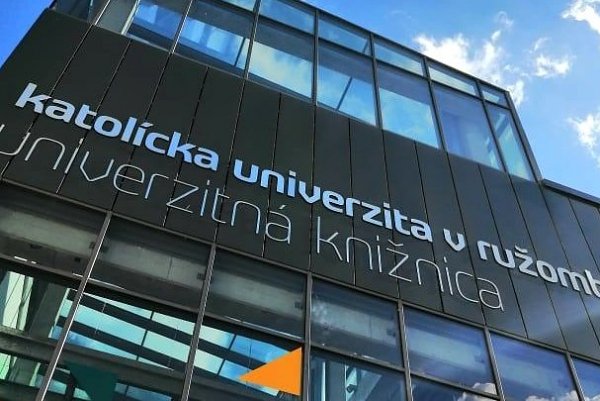 Katolícka univerzita je komplexne akreditovaná. Zosúladila svoje štandardy s nárokmi agentúry