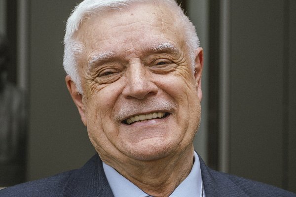 Kto je emeritný profesor Milan Ligoš?