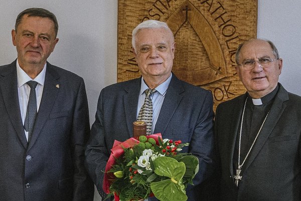 KU udelila čestný titul „profesor emeritus“ Milanovi Ligošovi