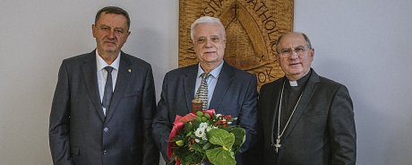 KU udelila čestný titul „profesor emeritus“ Milanovi Ligošovi