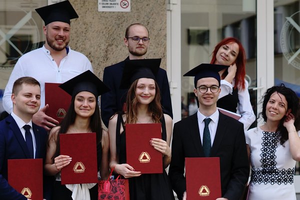 V júni na FF KU promovalo 86 študentov denného štúdia