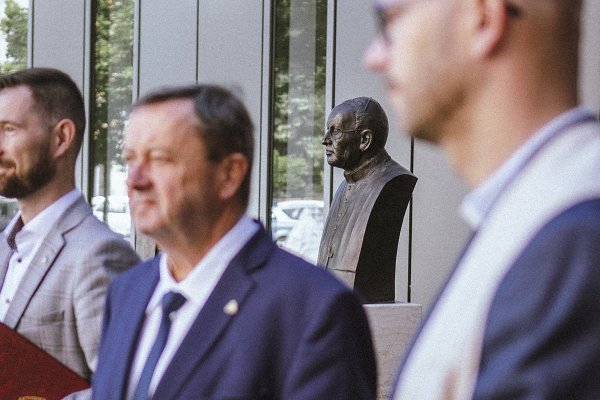 Memorial meeting at the busts of the founders of CU