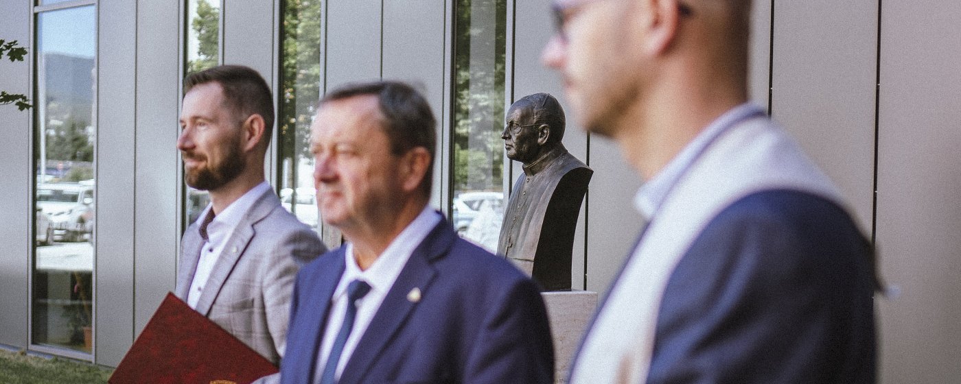Memorial meeting at the busts of the founders of CU