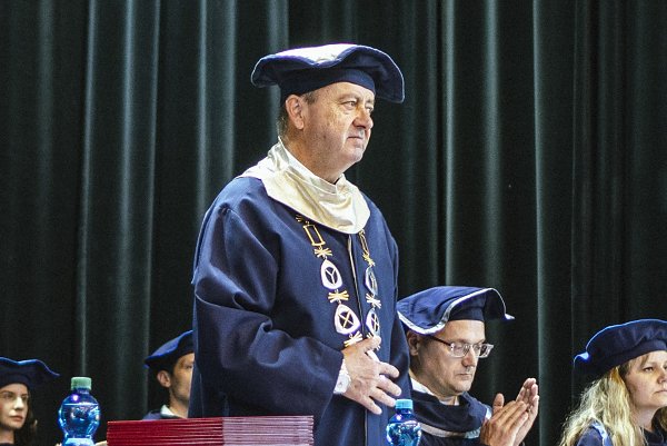 „Všetci máme spoločnú zodpovednosť za ochranu nášho domova - Zeme,“ hovorí o novej environmentálnej politike univerzity rektor Jaroslav Demko