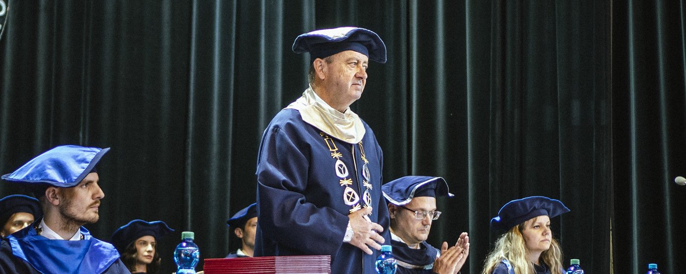 „Všetci máme spoločnú zodpovednosť za ochranu nášho domova - Zeme,“ hovorí o novej environmentálnej politike univerzity rektor Jaroslav Demko