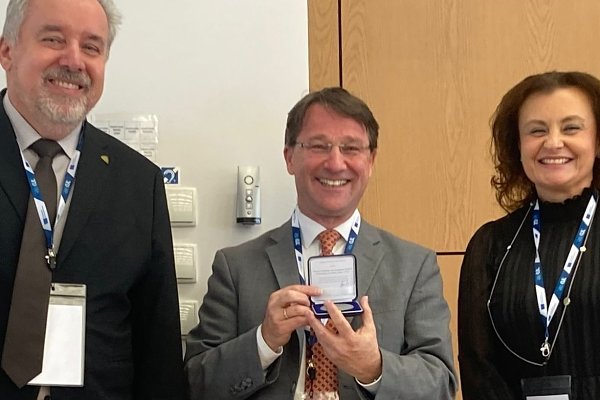 Commemorative medal of KU in the hands of a key partner