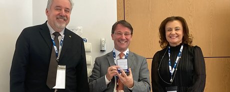 Commemorative medal of KU in the hands of a key partner