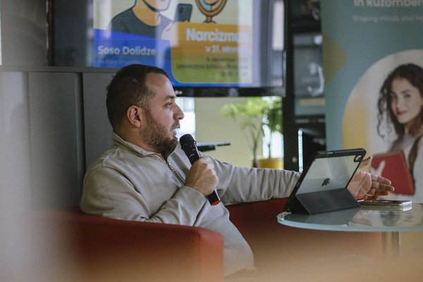 Narcizmus, meditácia a duševné zdravie: Soso Dolidze diskutoval so študentmi na KU