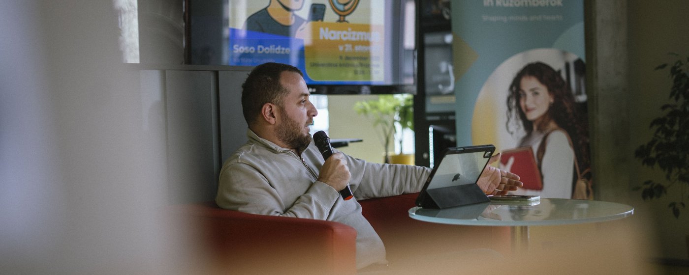 Narcizmus, meditácia a duševné zdravie: Soso Dolidze diskutoval so študentmi na KU
