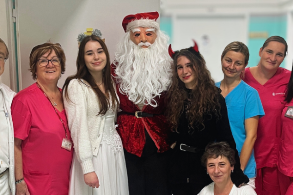 Študenti Katedry ošetrovateľstva KU v Ružomberku priniesli Mikuláša