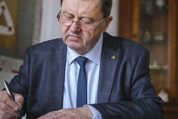 „Prevezmime zodpovednosť za formáciu mladých,“ píše rektor v liste na Nedeľu KU