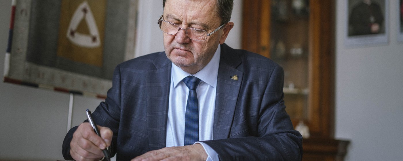 „Prevezmime zodpovednosť za formáciu mladých,“ píše rektor v liste na Nedeľu KU