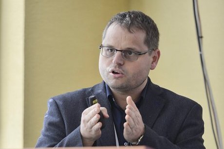Docent Juraj Holdoš v rozhlasovej relácii Z prvej ruky