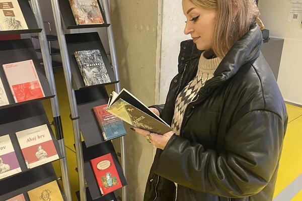 100 kníh do 100 školských knižníc