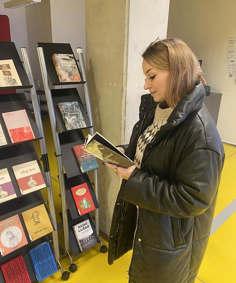 100 kníh do 100 školských knižníc