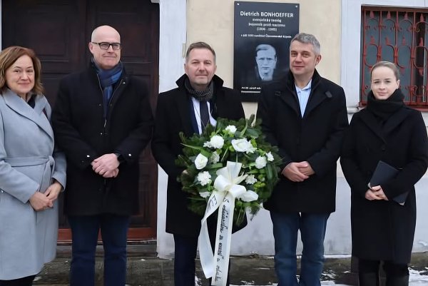 Keď viera vzdoruje moci: Pripomenutie Dietricha Bonhoeffera v Nálepkove