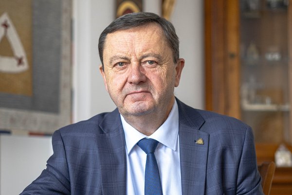 Rektor KU: Sme otvorení AI, ale vnímame aj jej riziká