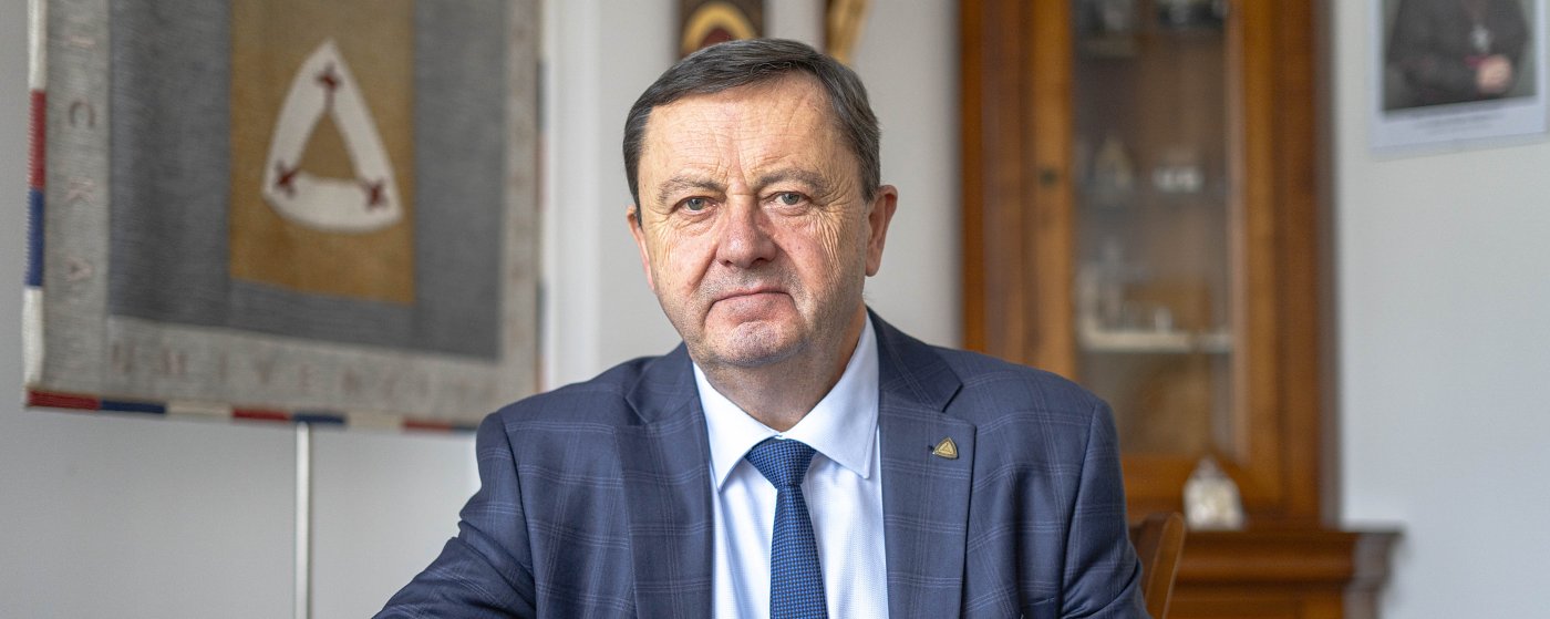 Rektor KU: Sme otvorení AI, ale vnímame aj jej riziká