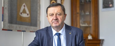 Rektor KU: Sme otvorení AI, ale vnímame aj jej riziká