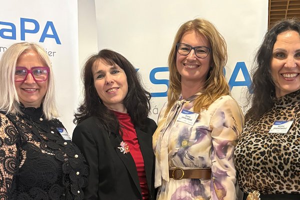 Študenti a pedagógovia na konferencii ambulantných sestier