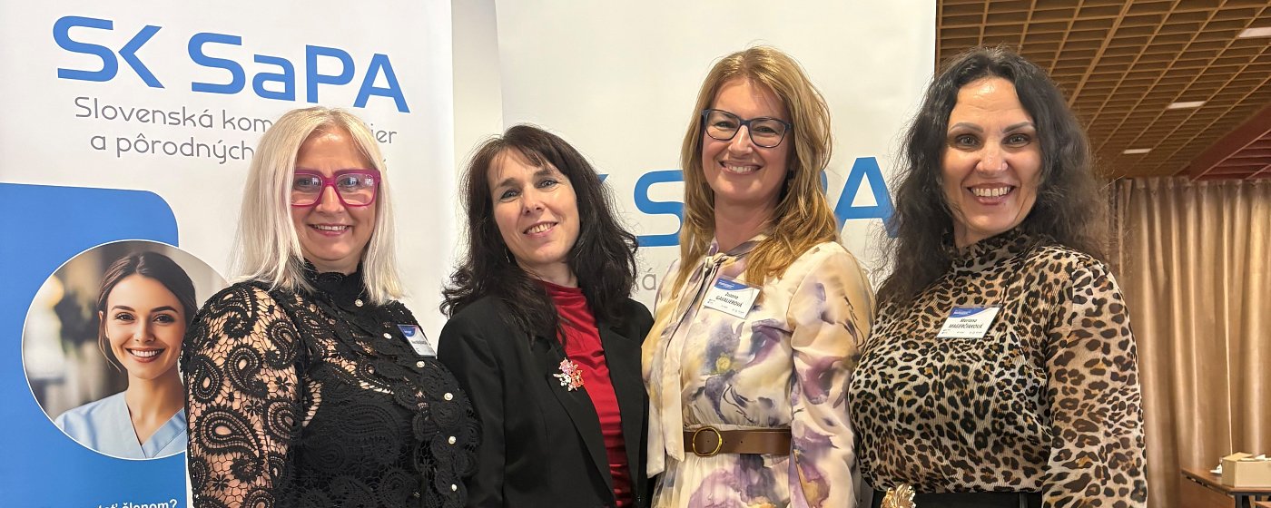 Študenti a pedagógovia na konferencii ambulantných sestier