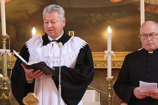 Ekuména: „Na oltári pochybností a pravdy“: Bohoslužba a pietna spomienka na D. Bonhoeffera spojili cirkev, vedu  a verejný život. Bonhoeffer: „Musíme sa naučiť vnímať ľudí menej podľa toho, čo robia alebo čo zanedbávajú, a viac podľa toho, čo prežívajú a 