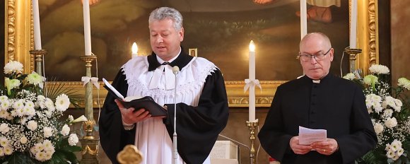 Ekuména: „Na oltári pochybností a pravdy“: Bohoslužba a pietna spomienka na D. Bonhoeffera spojili cirkev, vedu  a verejný život. Bonhoeffer: „Musíme sa naučiť vnímať ľudí menej podľa toho, čo robia alebo čo zanedbávajú, a viac podľa toho, čo prežívajú a 