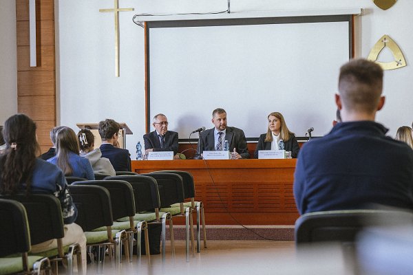 Katolícku univerzitu navštívil minister Kamil Šaško
