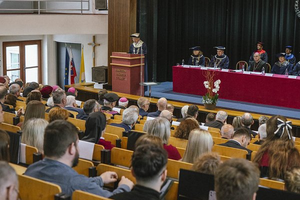 Na KU ukončili akademický rok 2025/2026 vďakou aj odovzdaním čestného titulu žilinskému biskupovi Galisovi - tlačová správa