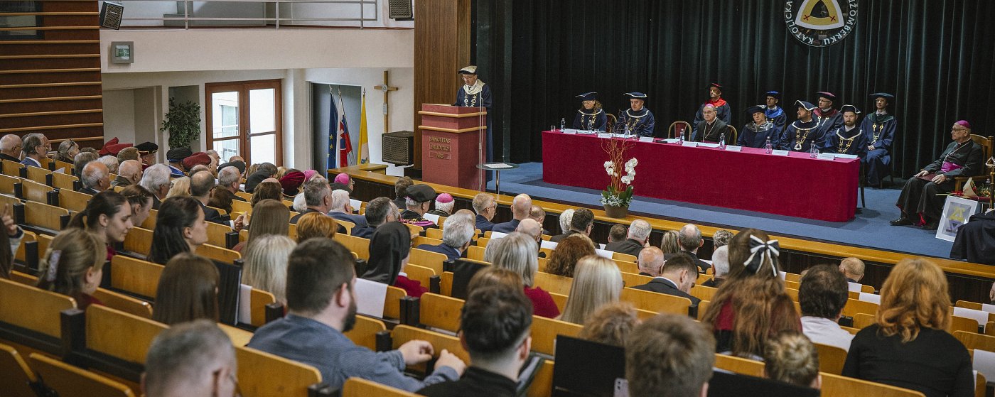 Na KU ukončili akademický rok 2025/2026 vďakou aj odovzdaním čestného titulu žilinskému biskupovi Galisovi - tlačová správa