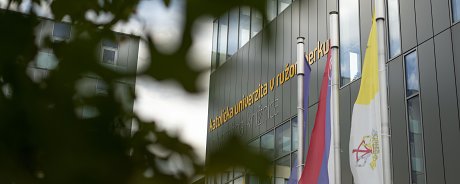 Rektor KU čestným titulom „profesor emeritus“ ocenil prof. Františka Dlugoša a prof. Reného Adámeka