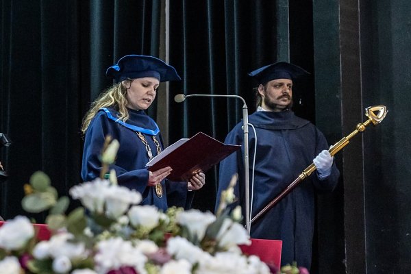 V júni na FF KU promovalo 85 študentov denného štúdia