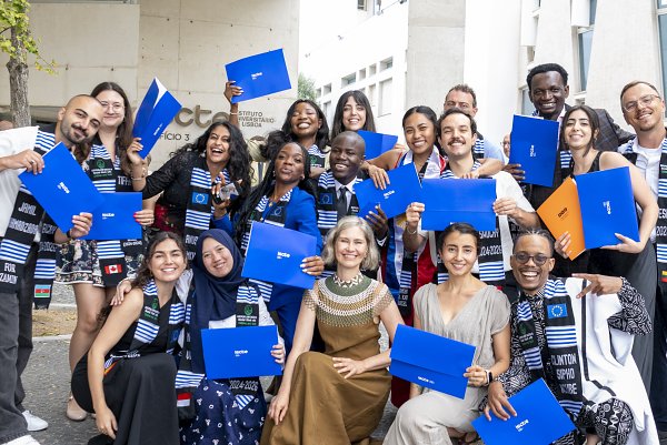Absolventi medzinárodného programu ESWOCHY si prevzali diplomy