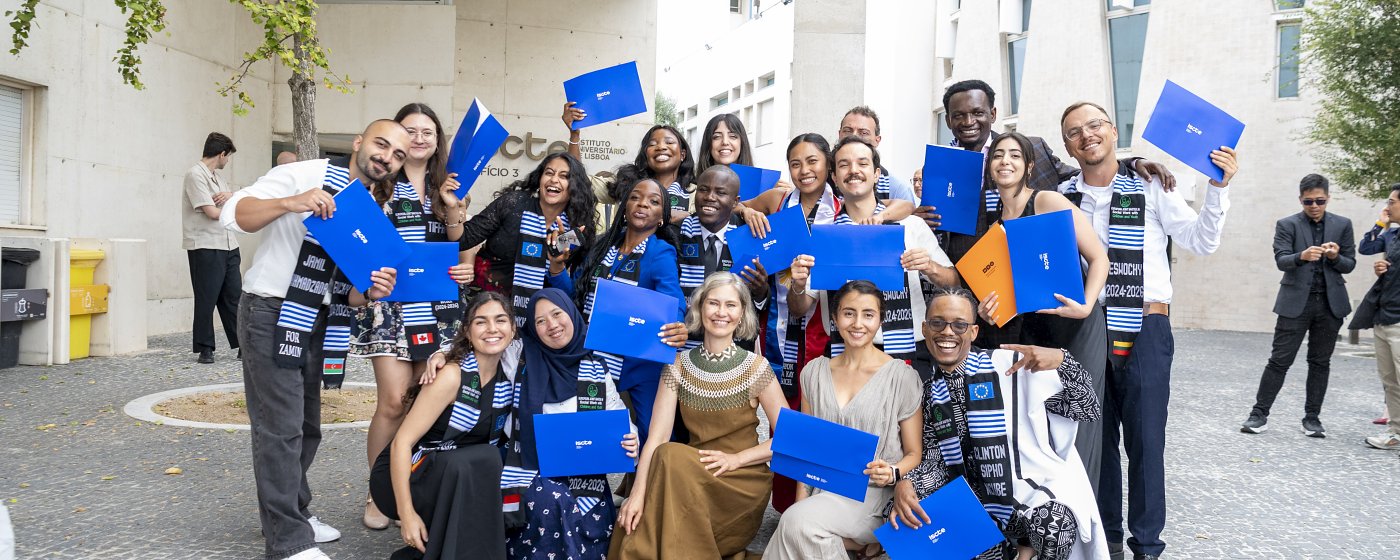 Absolventi medzinárodného programu ESWOCHY si prevzali diplomy