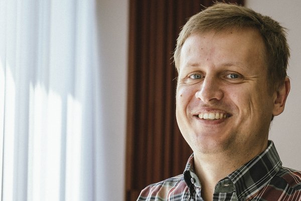 KURIÉR+ o hľadaní, nachádzaní a rozvíjaní sociálnych inovácií na univerzite s Danielom Markovičom