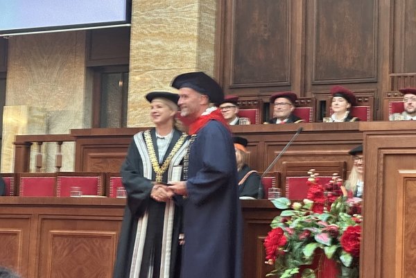 Dekan PF KU Peter Krška si prevzal medailu Pedagogickej fakulty Univerzity Komenského