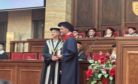 Dekan PF KU Peter Krška si prevzal medailu Pedagogickej fakulty Univerzity Komenského