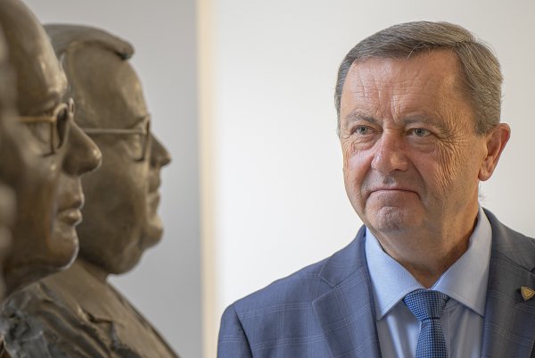 Ako sa riadi univerzita? Pozrite si záznam z relácie Jeden na jedného. Hosťom bol náš rektor Jaroslav Demko