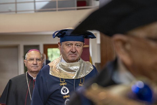 KU sa rozbehla naplno do nového akademického roka s vyše 5000 študentmi a čestným doktorátom pre popredného českého lingvistu