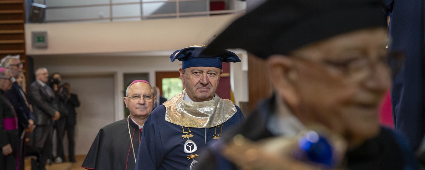 KU sa rozbehla naplno do nového akademického roka s vyše 5000 študentmi a čestným doktorátom pre popredného českého lingvistu