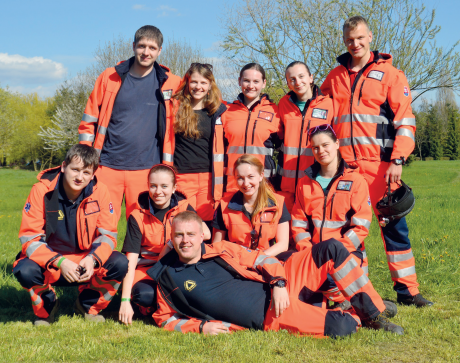 Študenti Fakulty zdravotníctva KU na záchranárskom cvičení spojenom so súťažou profesionálnych a laických posádok v kategórii „profi“.