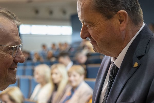 Takmer tritisíc dní v službe univerzite. Jaroslav Demko odovzdáva rektorské žezlo