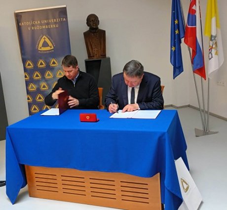 Patrik Dubovský z Ústavu pamäti národa (vľavo) a rektor Katolíckej univerzity Jaroslav Demko pri podpise memoranda o spolupráci za KU.