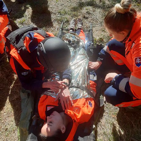 Taktická medicína a postupy TECC v praktickej výučbe v reálnych podmienkach pre študentov záchranárov.