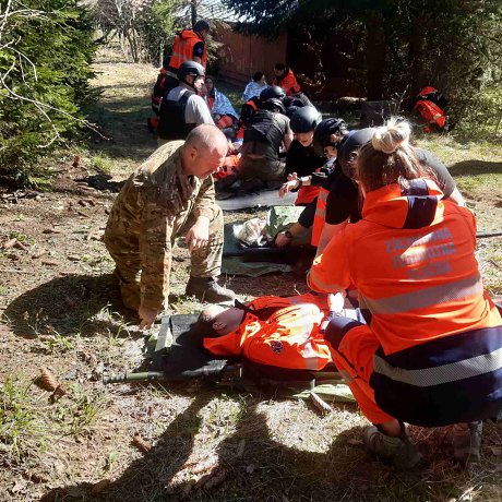 Taktická medicína a postupy TECC v praktickej výučbe v reálnych podmienkach pre študentov záchranárov.