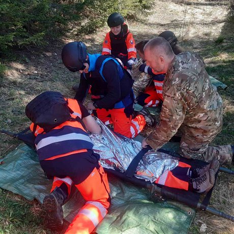 Taktická medicína a postupy TECC v praktickej výučbe v reálnych podmienkach pre študentov záchranárov.